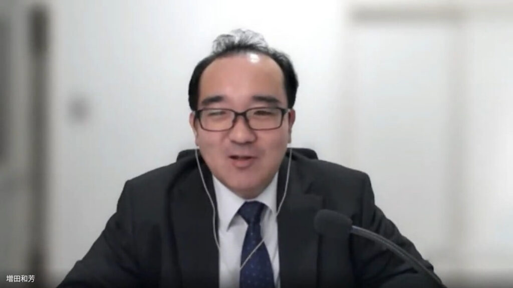 インタビューに答える増田さん