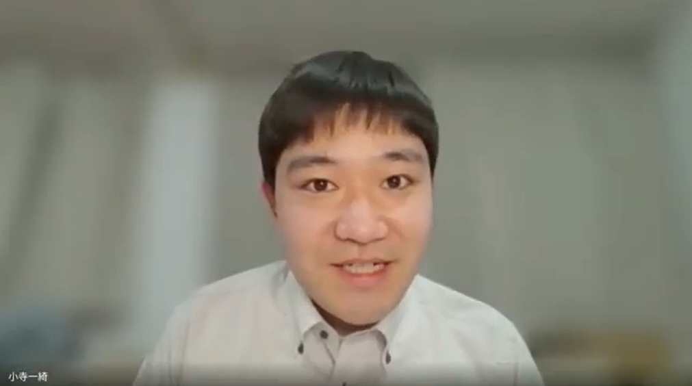 インタビューに答える小寺さん