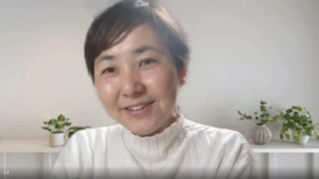 インタビューに答える吉野さん