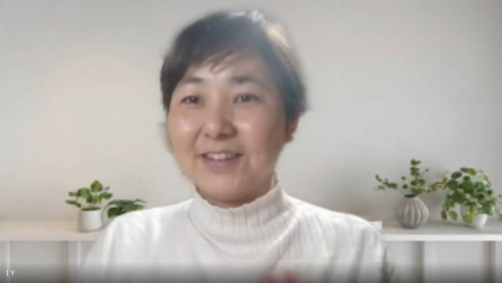 インタビューに答える吉野さん